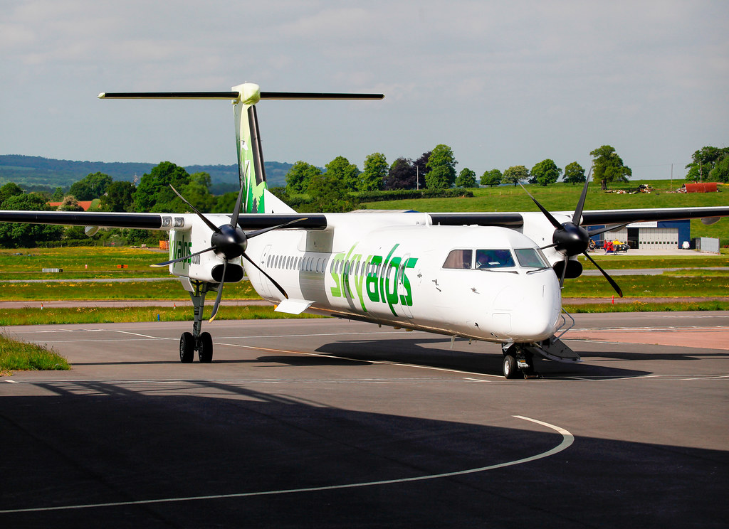 G-ECOP Skyalps (nouveau schéma) Bombardier DHC-8-402Q Dash 8 à l'aéroport d'Exeter Devon (EXT/EGTE)