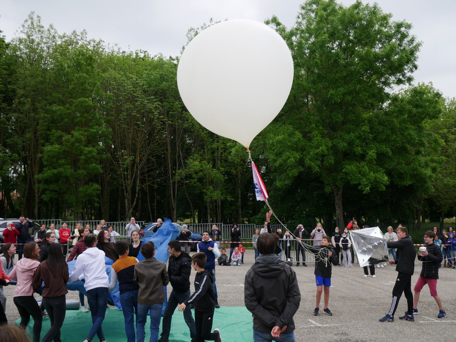 ils visent la stratosphere avec un ballon sonde experimental realise au college de blangy sur bresle