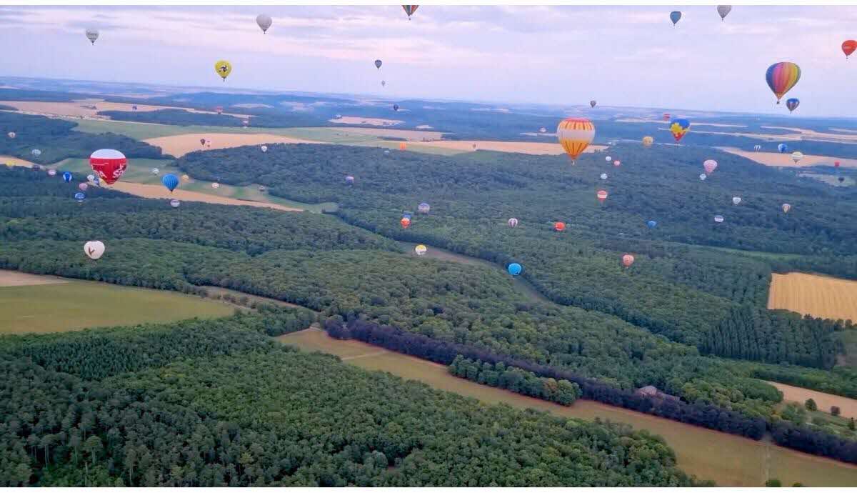 video en immersion dans un vol avec plus de 400 montgolfieres au mondial air ballons