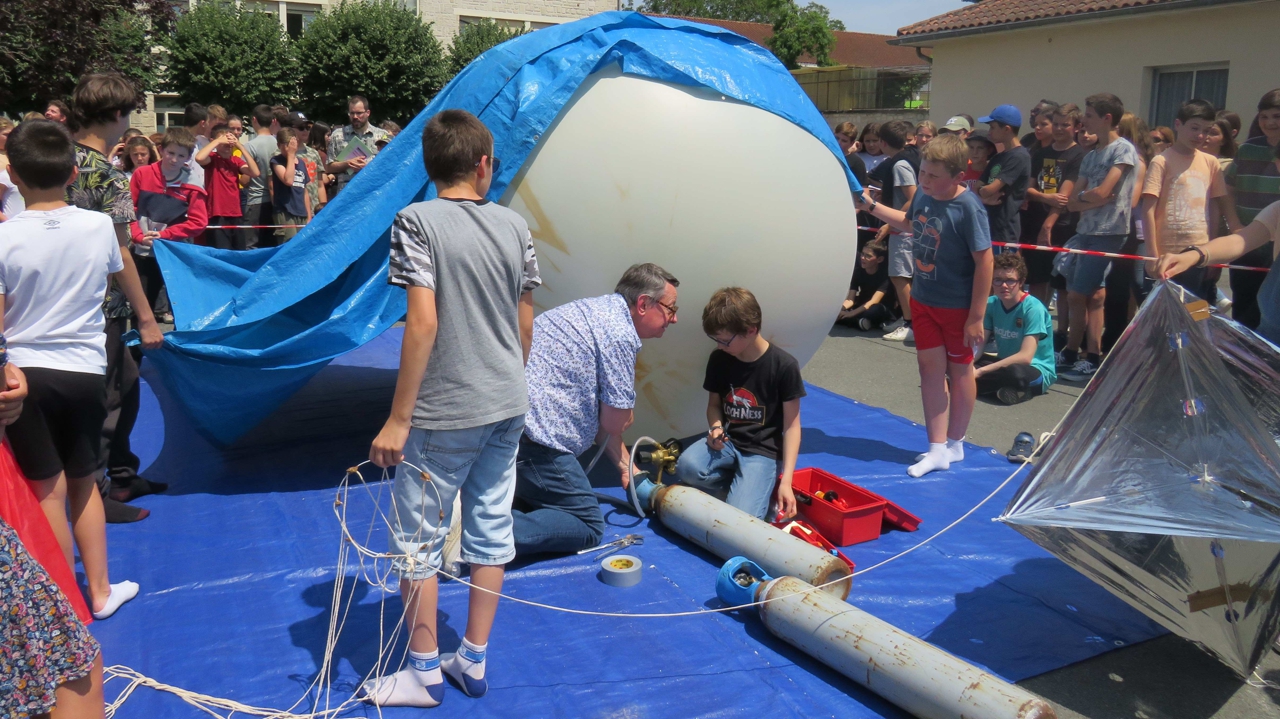 vienne les collegiens construisent un ballon stratospherique qui atteint 32 000 m daltitude